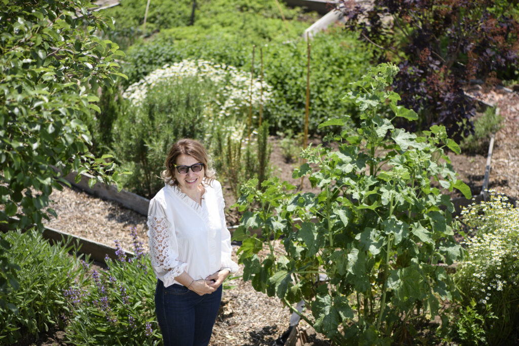 Анна Стефанова в билковата си градина